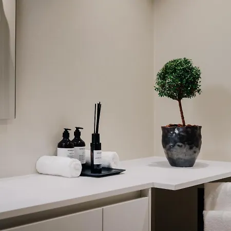 Fully Serviced Luxury At Sommerro With Private Garden *